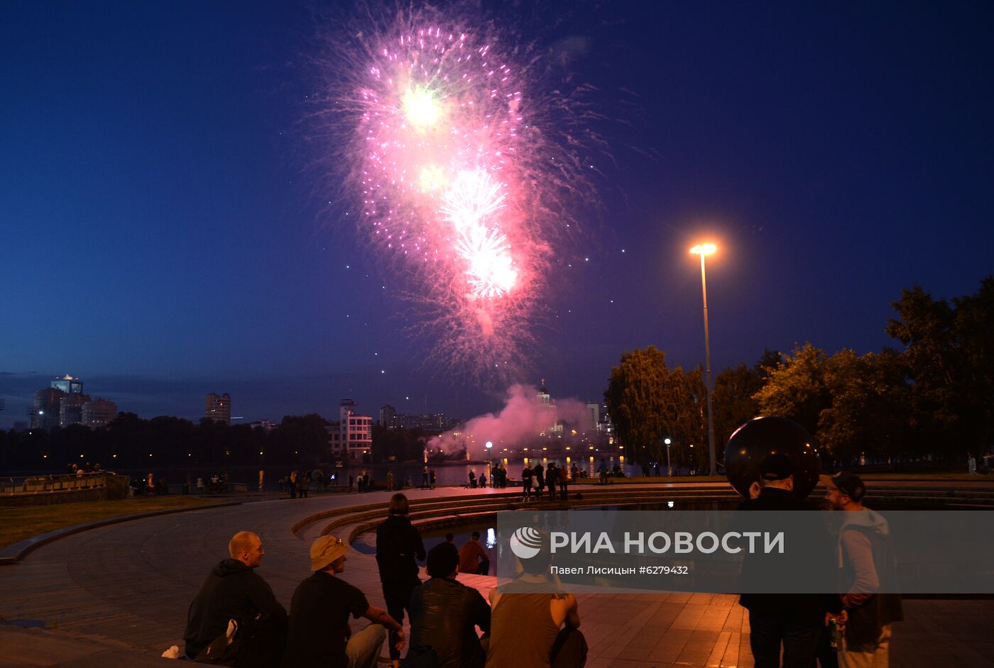 Салюты в честь присвоения звания "Город трудовой доблести" городам России