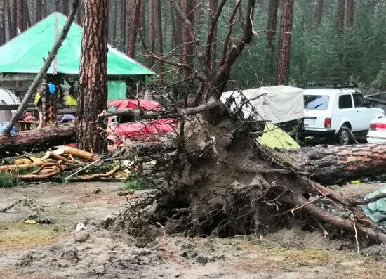 Гроза разрушила туристический лагерь в Красноярском крае