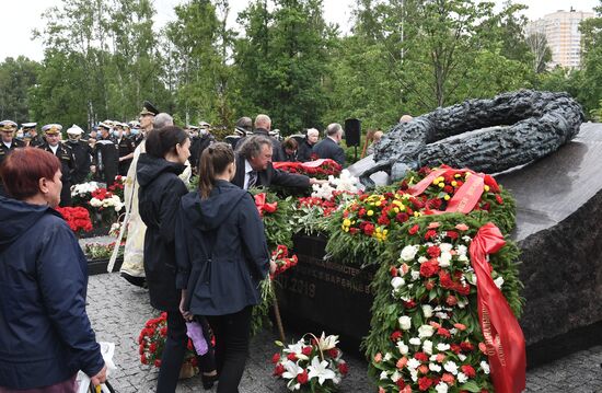 Открытие мемориала в честь подводников, погибших в Баренцевом море в июле 2019 года