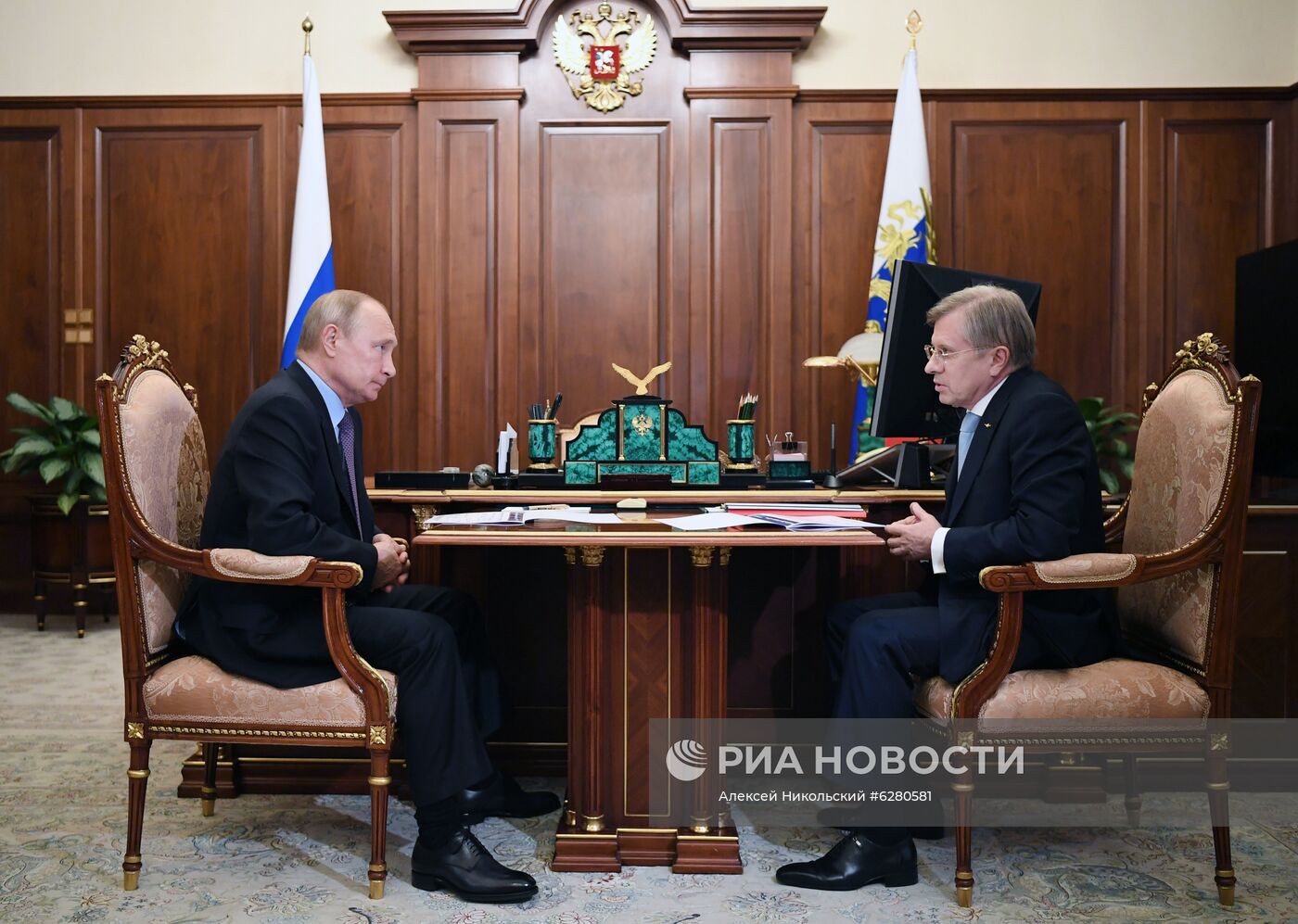Президент РФ В. Путин встретился с главой "Аэрофлота" Виталием Савельевым 