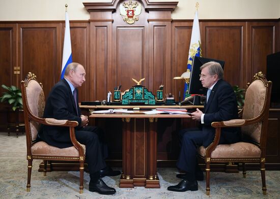 Президент РФ В. Путин встретился с главой "Аэрофлота" Виталием Савельевым 