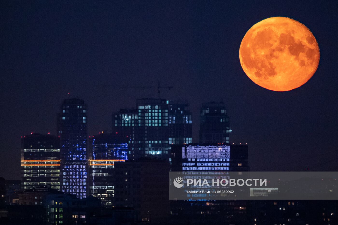 Луна над Москвой