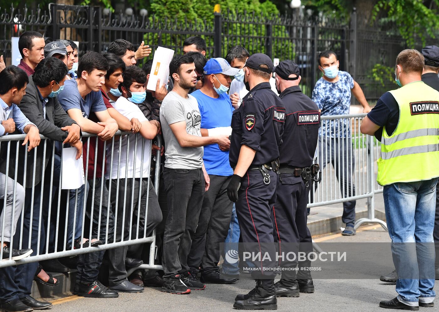 Ситуация у посольства Таджикистана в Москве