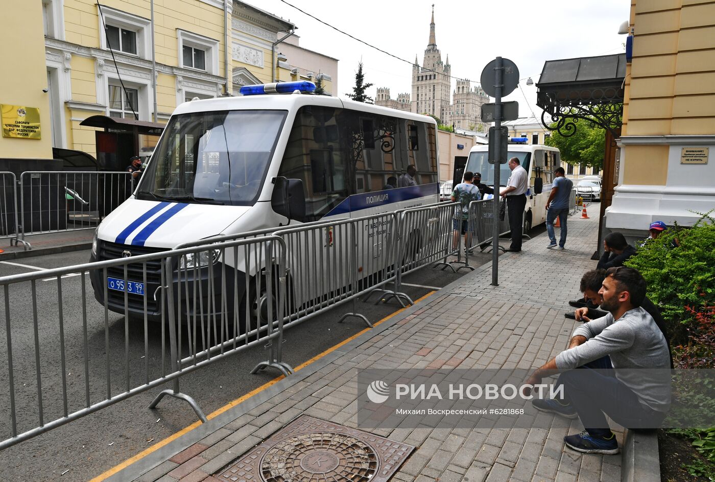 Ситуация у посольства Таджикистана в Москве