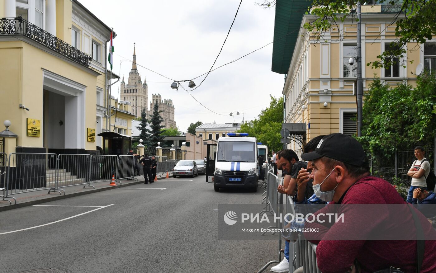 Ситуация у посольства Таджикистана в Москве