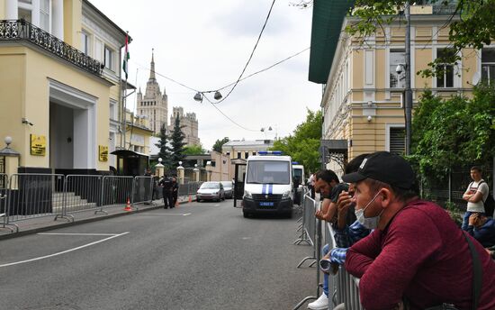 Ситуация у посольства Таджикистана в Москве