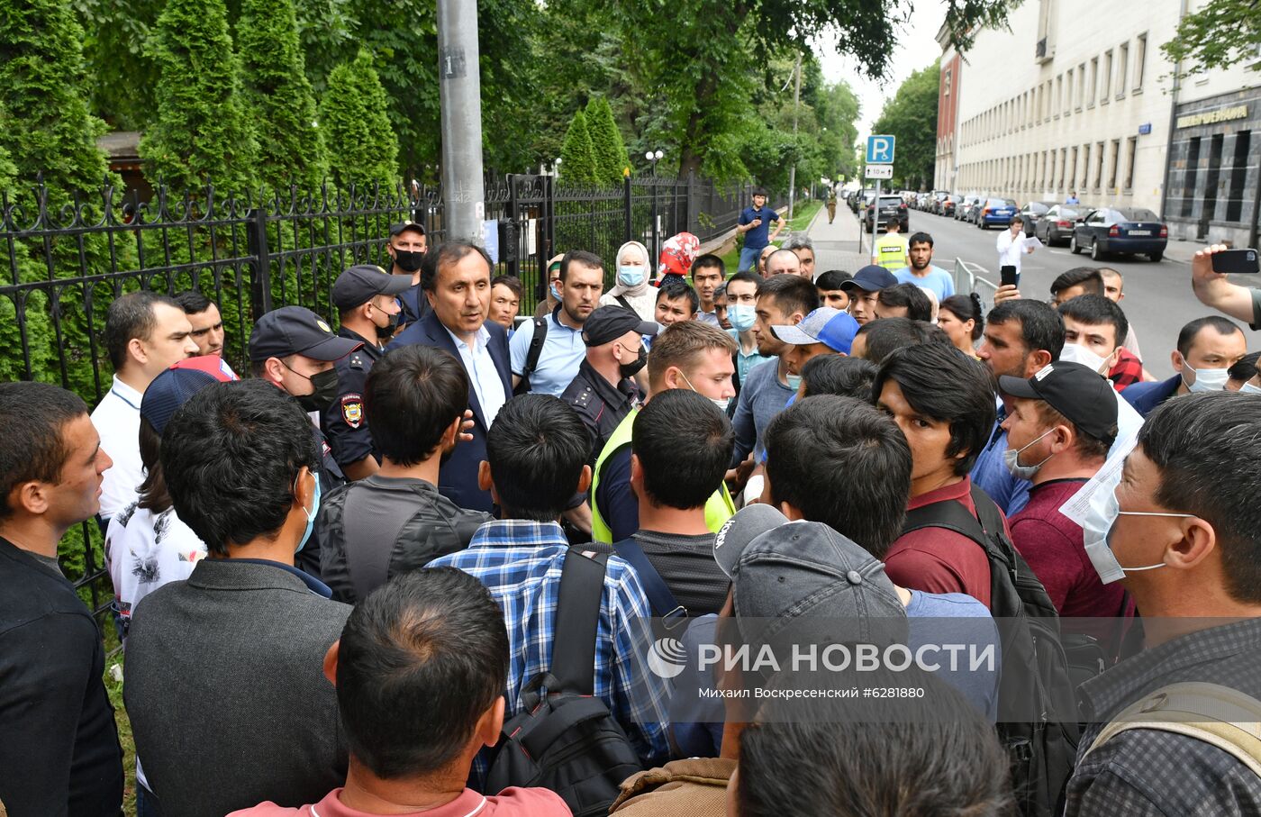 Ситуация у посольства Таджикистана в Москве