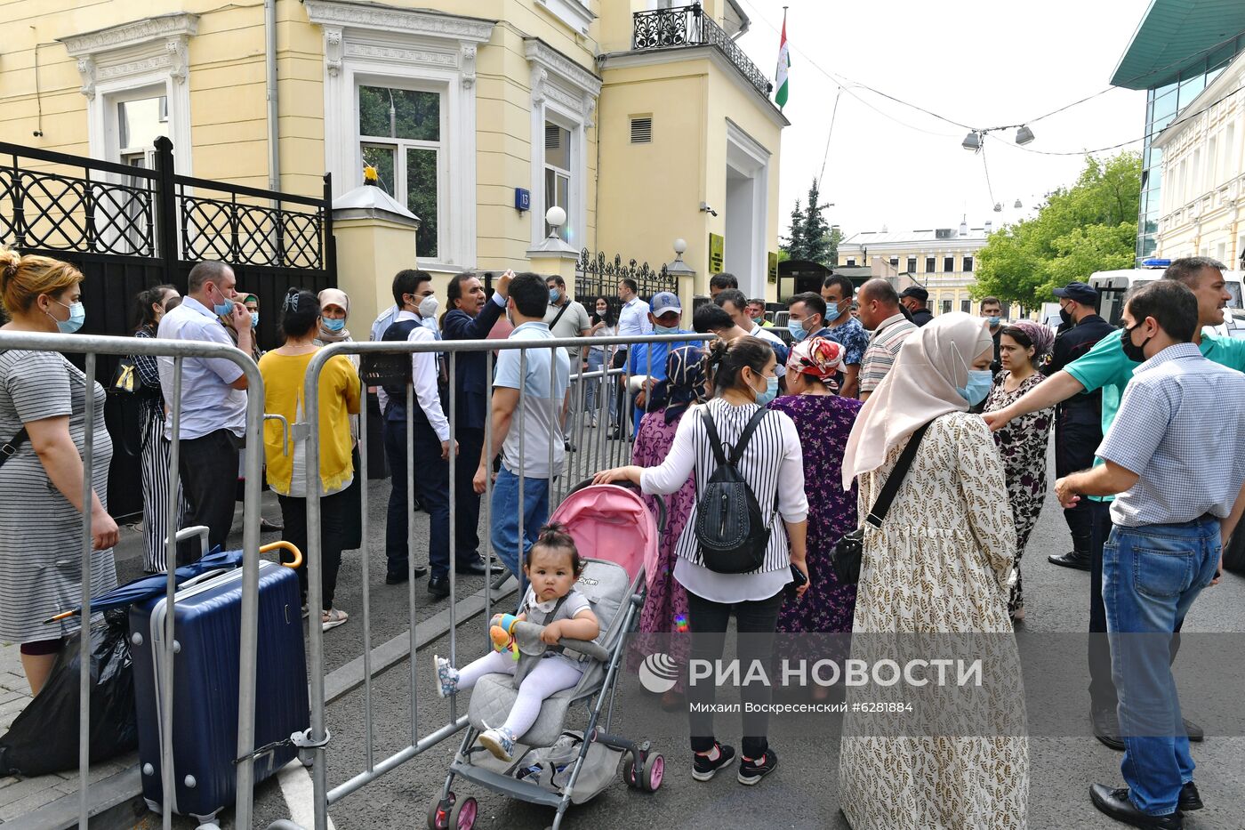 Ситуация у посольства Таджикистана в Москве