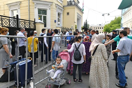 Ситуация у посольства Таджикистана в Москве