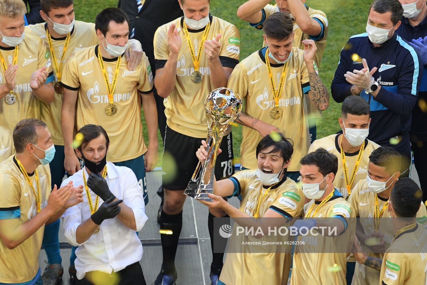 Главный тренер ФК "Зенит" Сергей Семак (в центре слева) и игроки "Зенита" на церемонии вручения кубка чемпионов России после окончания матча 27-го тура чемпионата России по футболу среди клубов Премьер-лиги между ФК "Зенит" (Санкт-Петербург) и ФК "Сочи" (Сочи). Место: Россия, Санкт-Петербург. Автор: Алексей Даничев/РИА Новости. Церемония награждения чемпионов России по футболу