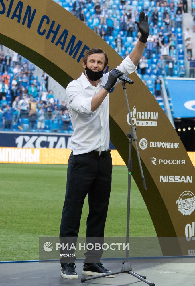 Главный тренер "Зенита" Сергей Семак на церемонии вручения кубка чемпионов России после окончания матча 27-го тура чемпионата России по футболу среди клубов Премьер-лиги между ФК "Зенит" (Санкт-Петербург) и ФК "Сочи" (Сочи). Изображение является раздаточным материалом, предоставлено третьей стороной. Только редакционное использование. Запрет на архивирование, коммерческое использование, рекламную кампанию. Место: Россия, Санкт-Петербург. Церемония награждения чемпионов России по футболу