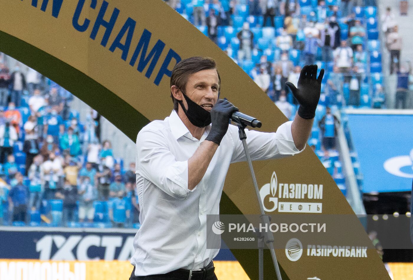 Главный тренер "Зенита" Сергей Семак на церемонии вручения кубка чемпионов России после окончания матча 27-го тура чемпионата России по футболу среди клубов Премьер-лиги между ФК "Зенит" (Санкт-Петербург) и ФК "Сочи" (Сочи). Изображение является раздаточным материалом, предоставлено третьей стороной. Только редакционное использование. Запрет на архивирование, коммерческое использование, рекламную кампанию. Место: Россия, Санкт-Петербург. Церемония награждения чемпионов России по футболу