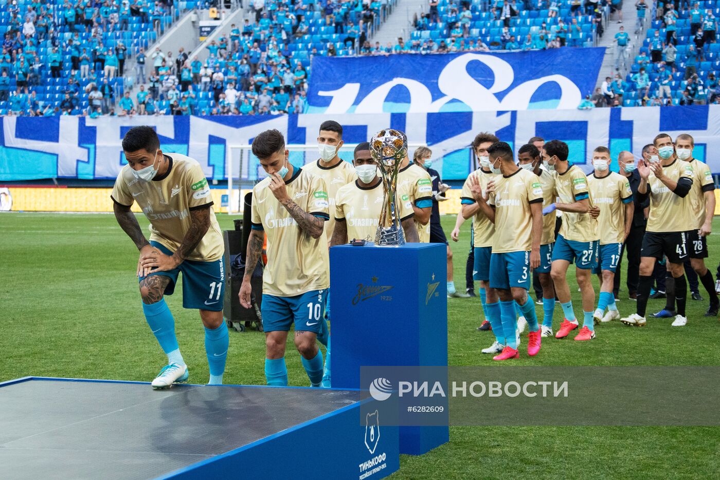 Игроки ФК "Зенит" на церемонии вручения кубка чемпионов России после окончания матча 27-го тура чемпионата России по футболу среди клубов Премьер-лиги между ФК "Зенит" (Санкт-Петербург) и ФК "Сочи" (Сочи). Изображение является раздаточным материалом, предоставлено третьей стороной. Только редакционное использование. Запрет на архивирование, коммерческое использование, рекламную кампанию. Место: Россия, Санкт-Петербург. Церемония награждения чемпионов России по футболу