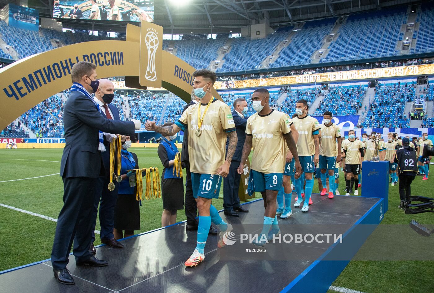 Игроки ФК "Зенит" на церемонии вручения кубка чемпионов России после окончания матча 27-го тура чемпионата России по футболу среди клубов Премьер-лиги между ФК "Зенит" (Санкт-Петербург) и ФК "Сочи" (Сочи). Слева: редседатель правления ПАО "Газпром" Алексей Миллер. Изображение является раздаточным материалом, предоставлено третьей стороной. Только редакционное использование. Запрет на архивирование, коммерческое использование, рекламную кампанию. Место: Россия, Санкт-Петербург. Церемония награждения чемпионов России по футболу