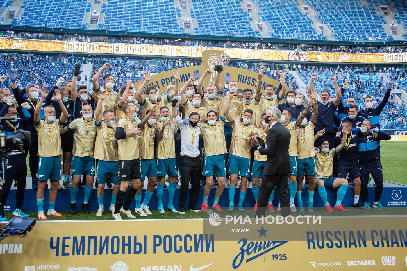 Игроки ФК "Зенит" на церемонии вручения кубка чемпионов России после окончания матча 27-го тура чемпионата России по футболу среди клубов Премьер-лиги между ФК "Зенит" (Санкт-Петербург) и ФК "Сочи" (Сочи). Изображение является раздаточным материалом, предоставлено третьей стороной. Только редакционное использование. Запрет на архивирование, коммерческое использование, рекламную кампанию. Место: Россия, Санкт-Петербург. Церемония награждения чемпионов России по футболу