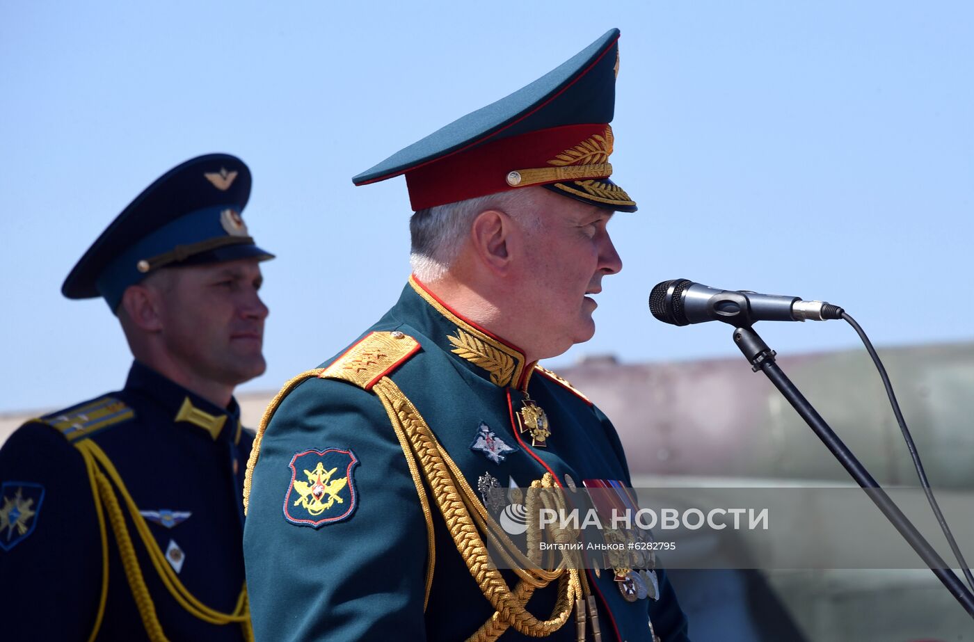 Вручение полковой чаши Минобороны личному составу авиационного полка