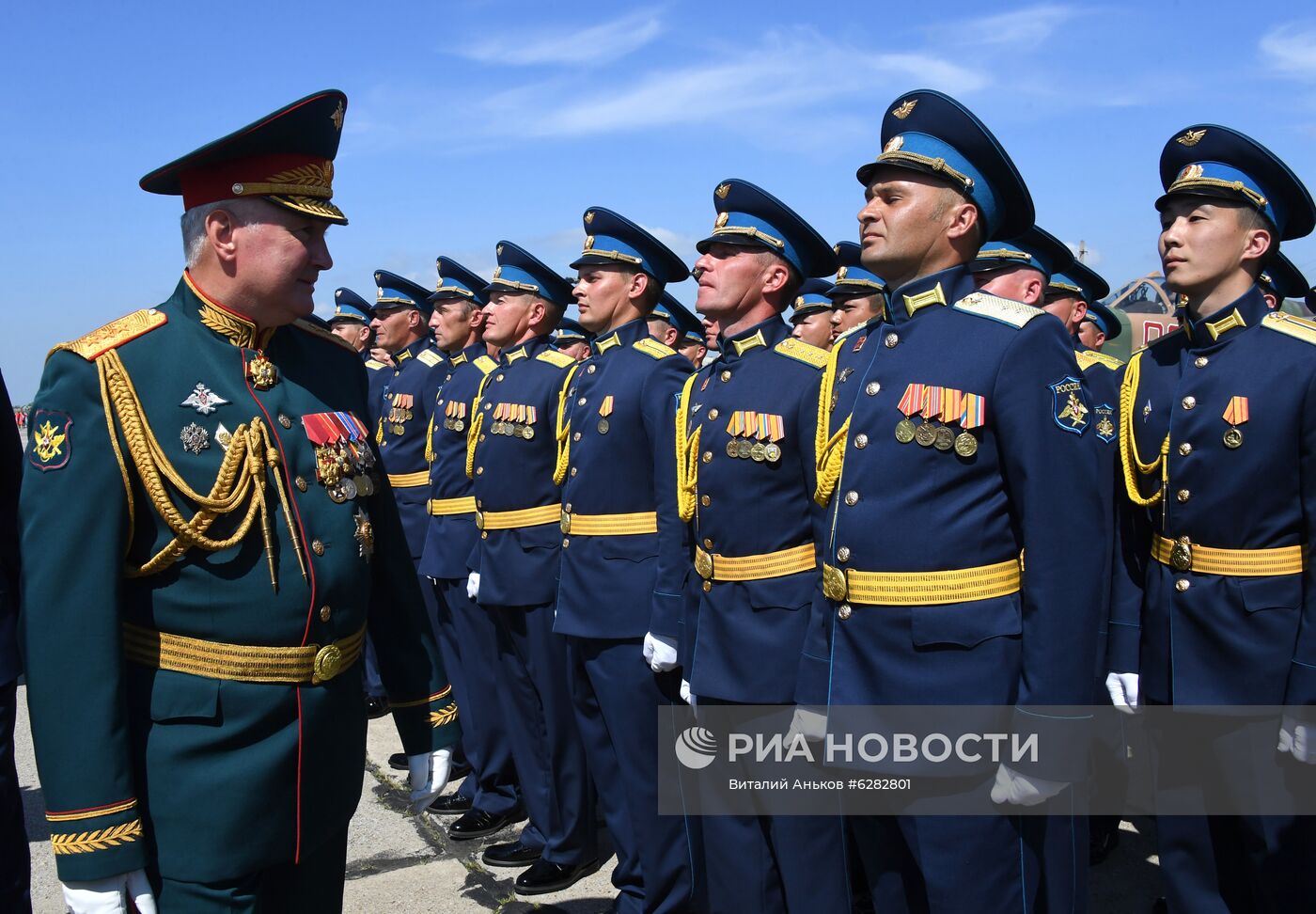 Вручение полковой чаши Минобороны личному составу авиационного полка