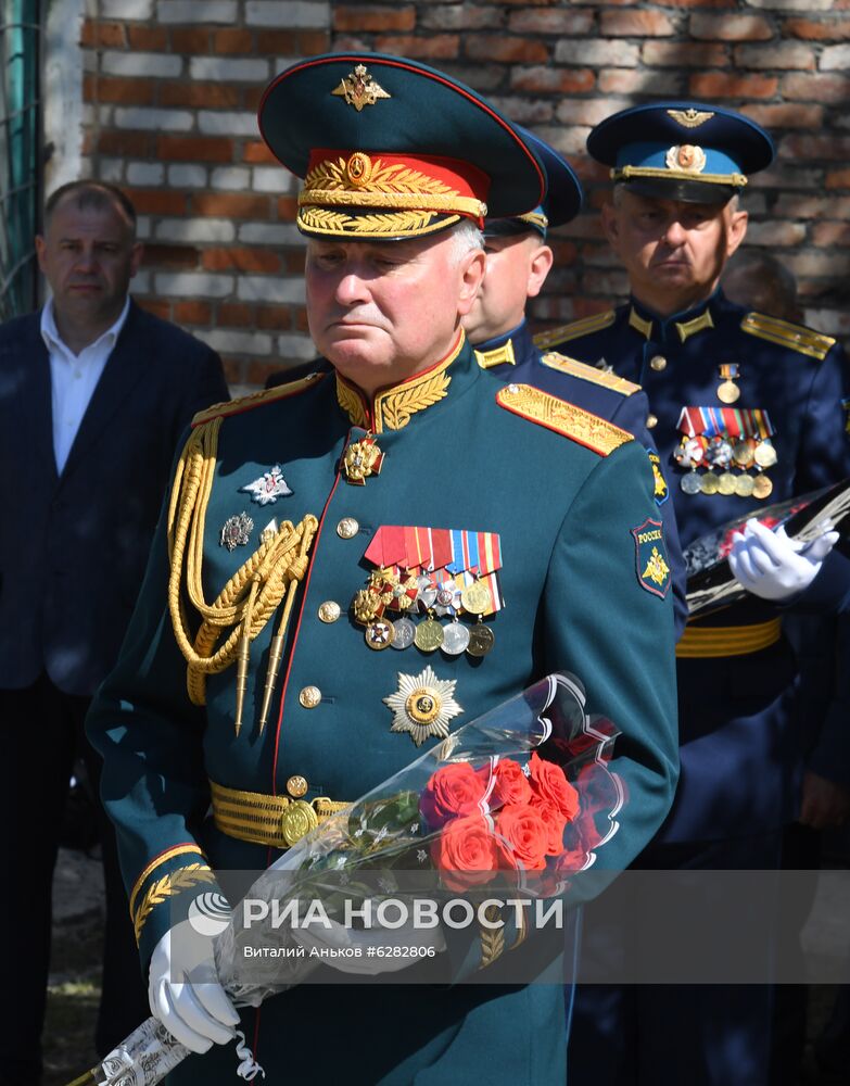 Вручение полковой чаши Минобороны личному составу авиационного полка