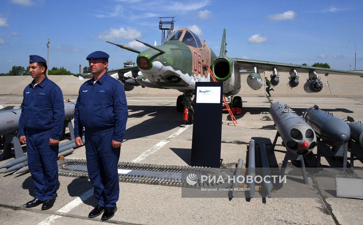 Вручение полковой чаши Минобороны личному составу авиационного полка