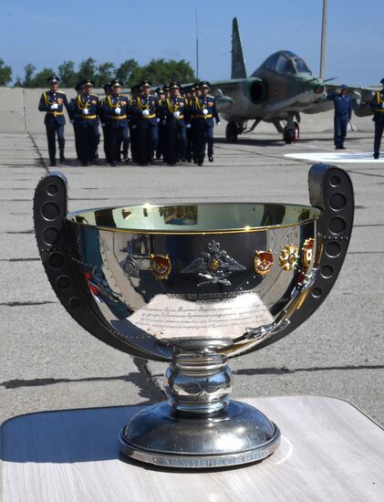 Вручение полковой чаши Минобороны личному составу авиационного полка
