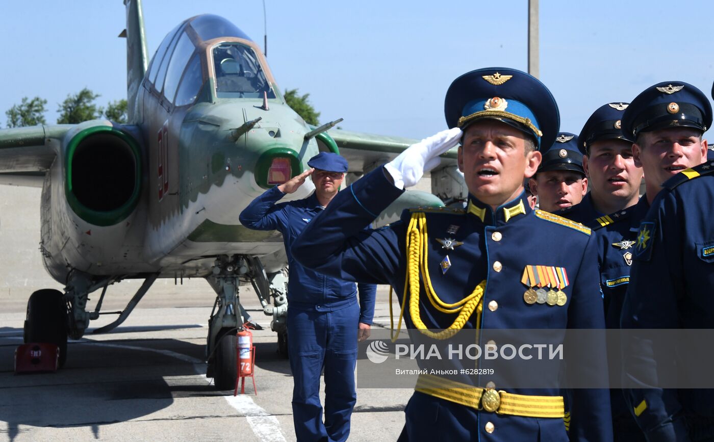 Вручение полковой чаши Минобороны личному составу авиационного полка