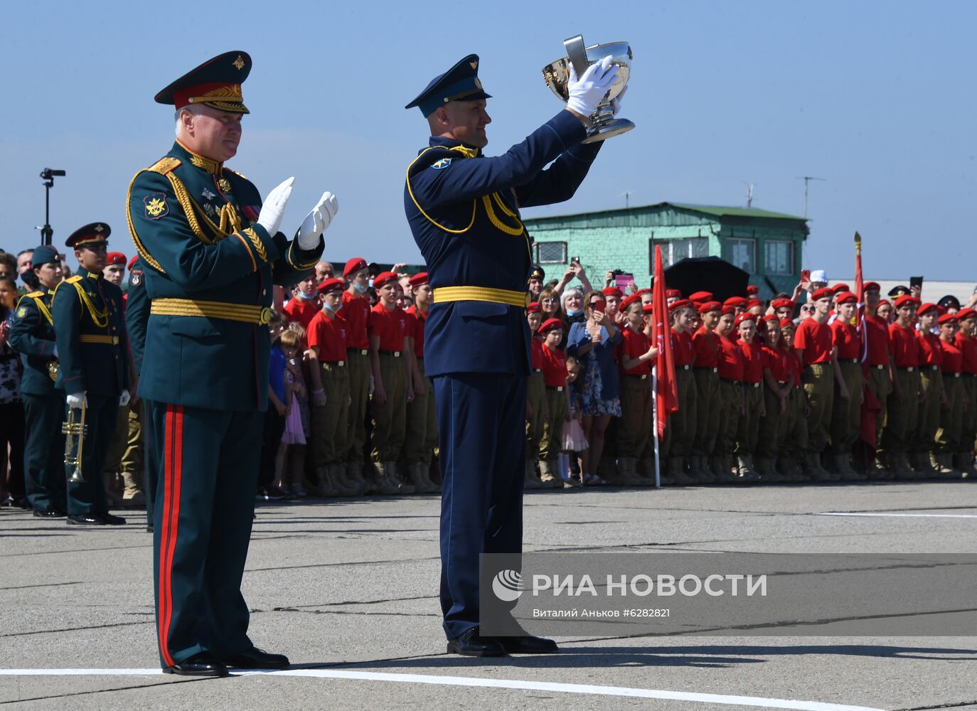 Вручение полковой чаши Минобороны личному составу авиационного полка