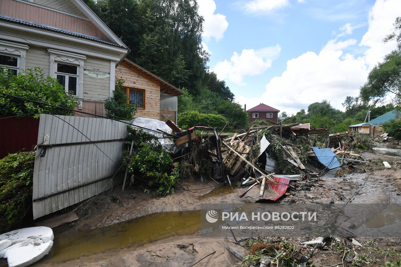 Последствия прорыва дамбы в Подмосковье