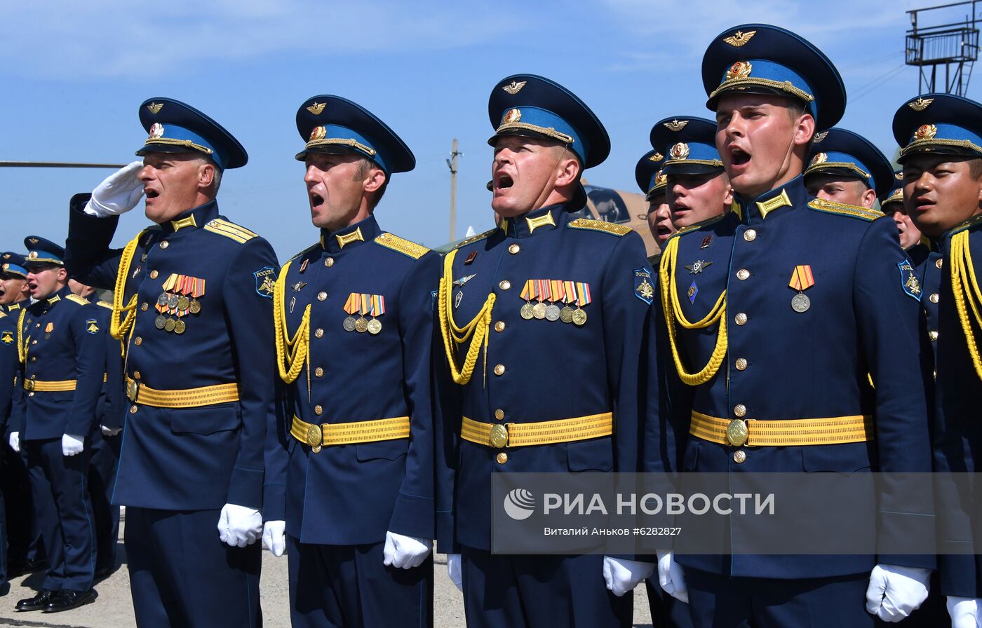 Вручение полковой чаши Минобороны личному составу авиационного полка