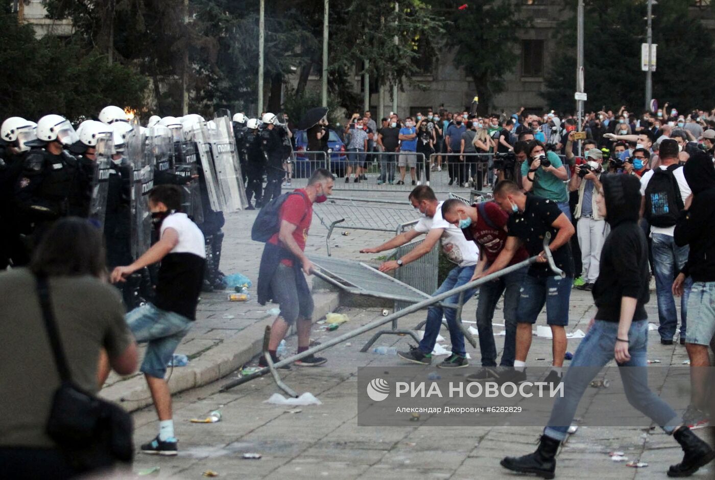 В Белграде продолжаются протесты