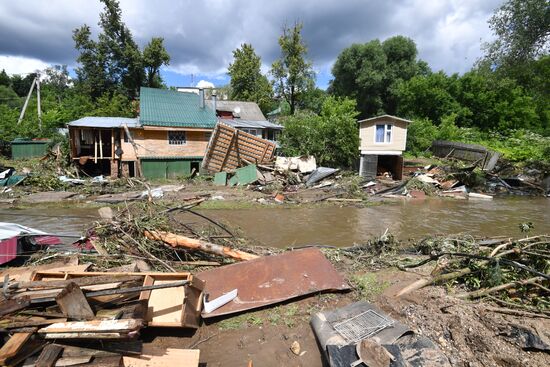 Последствия прорыва дамбы в Подмосковье