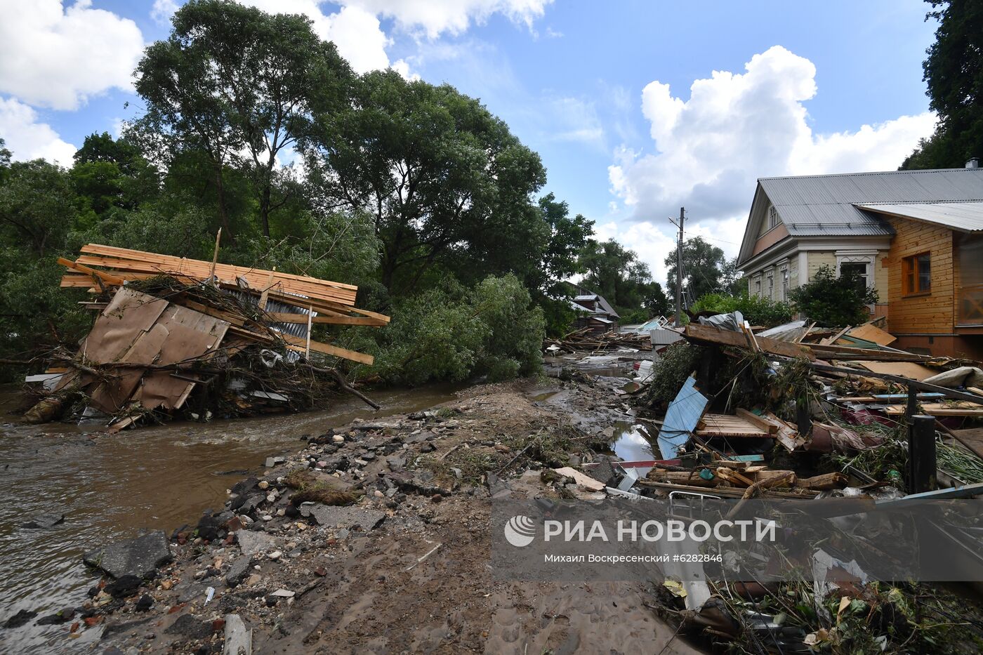 Последствия прорыва дамбы в Подмосковье