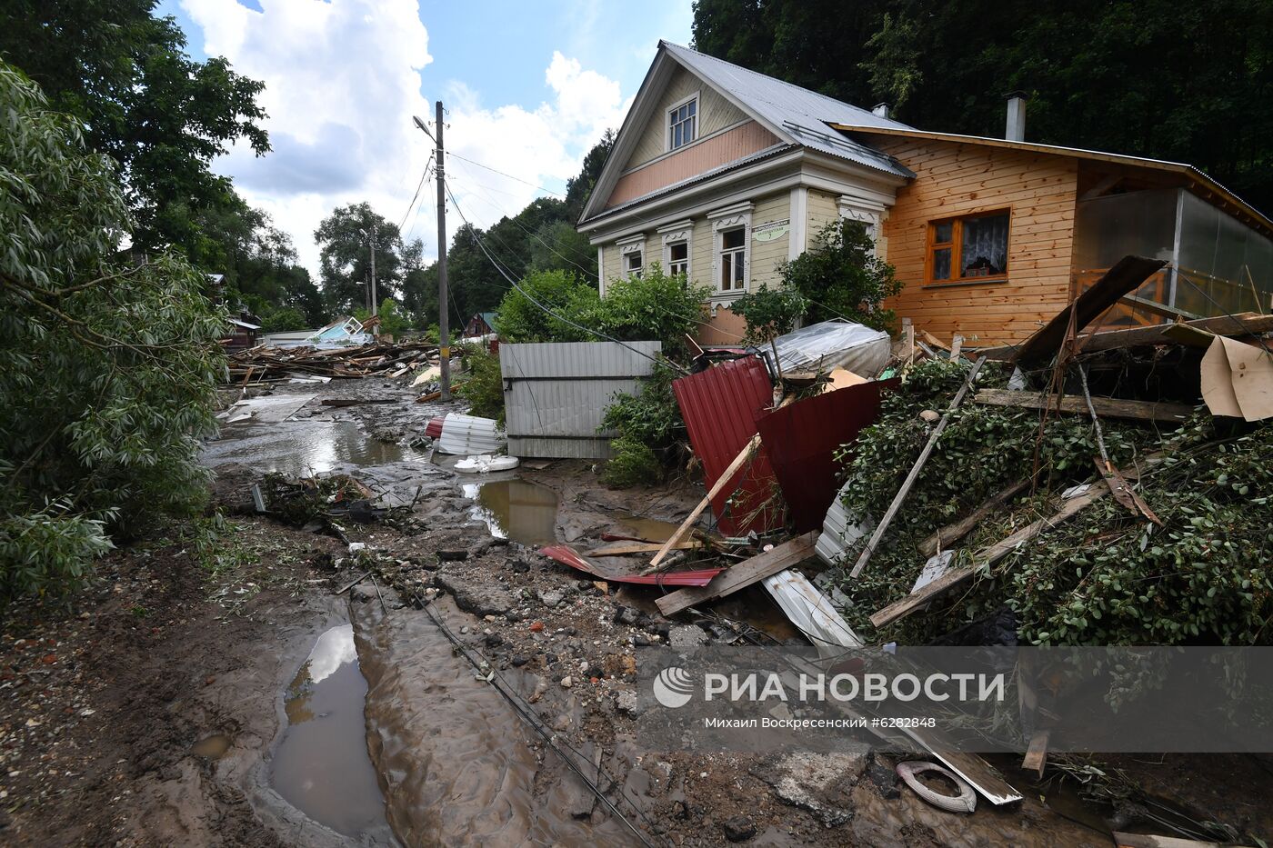 Последствия прорыва дамбы в Подмосковье