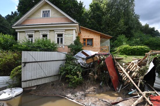 Последствия прорыва дамбы в Подмосковье
