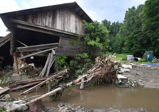 Последствия прорыва дамбы в Подмосковье