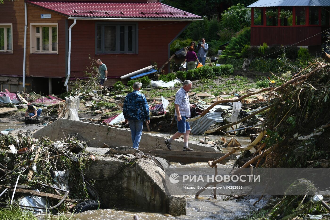 Последствия прорыва дамбы в Подмосковье