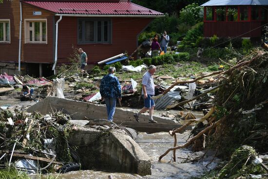Последствия прорыва дамбы в Подмосковье