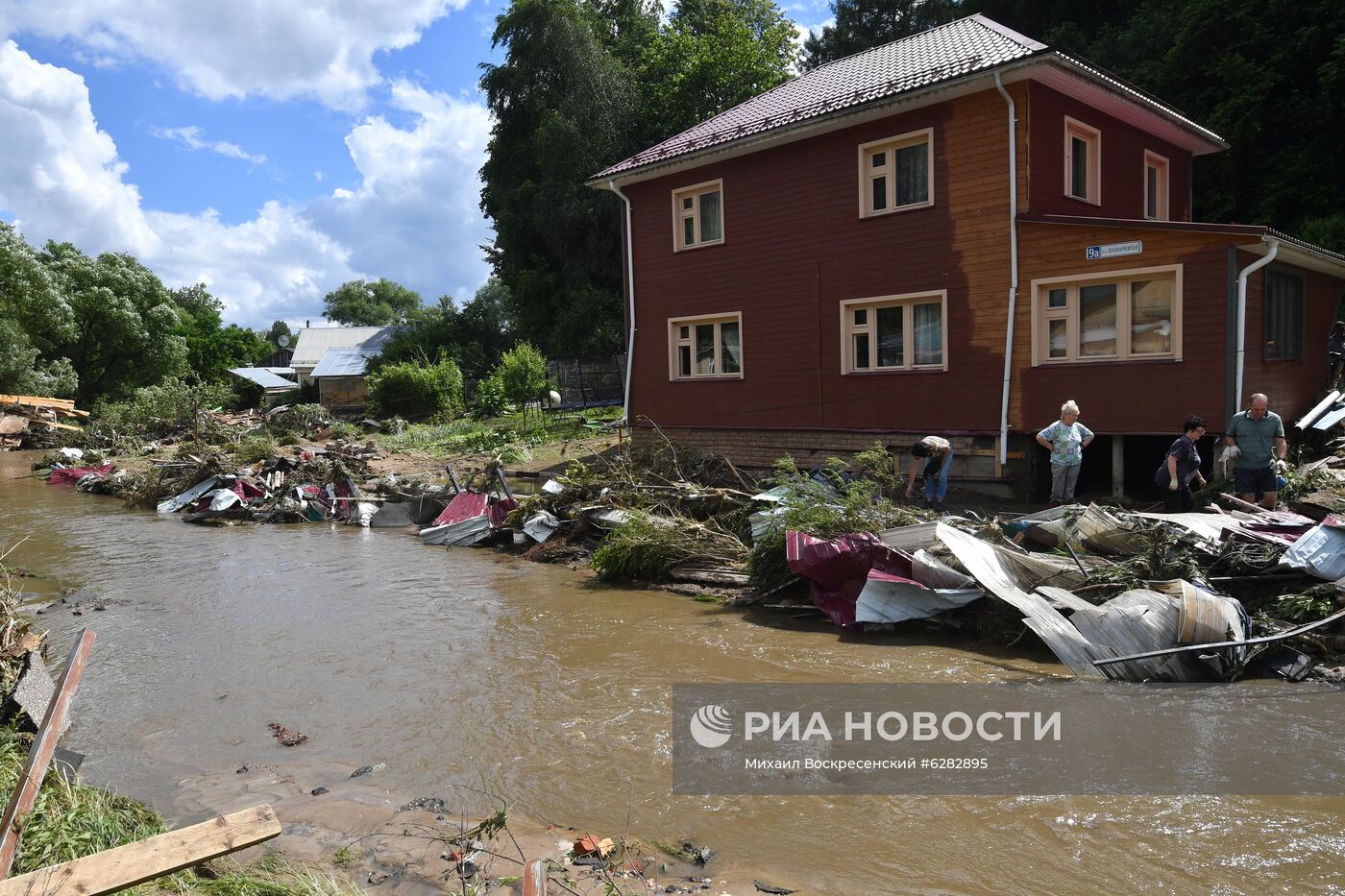Последствия прорыва дамбы в Подмосковье