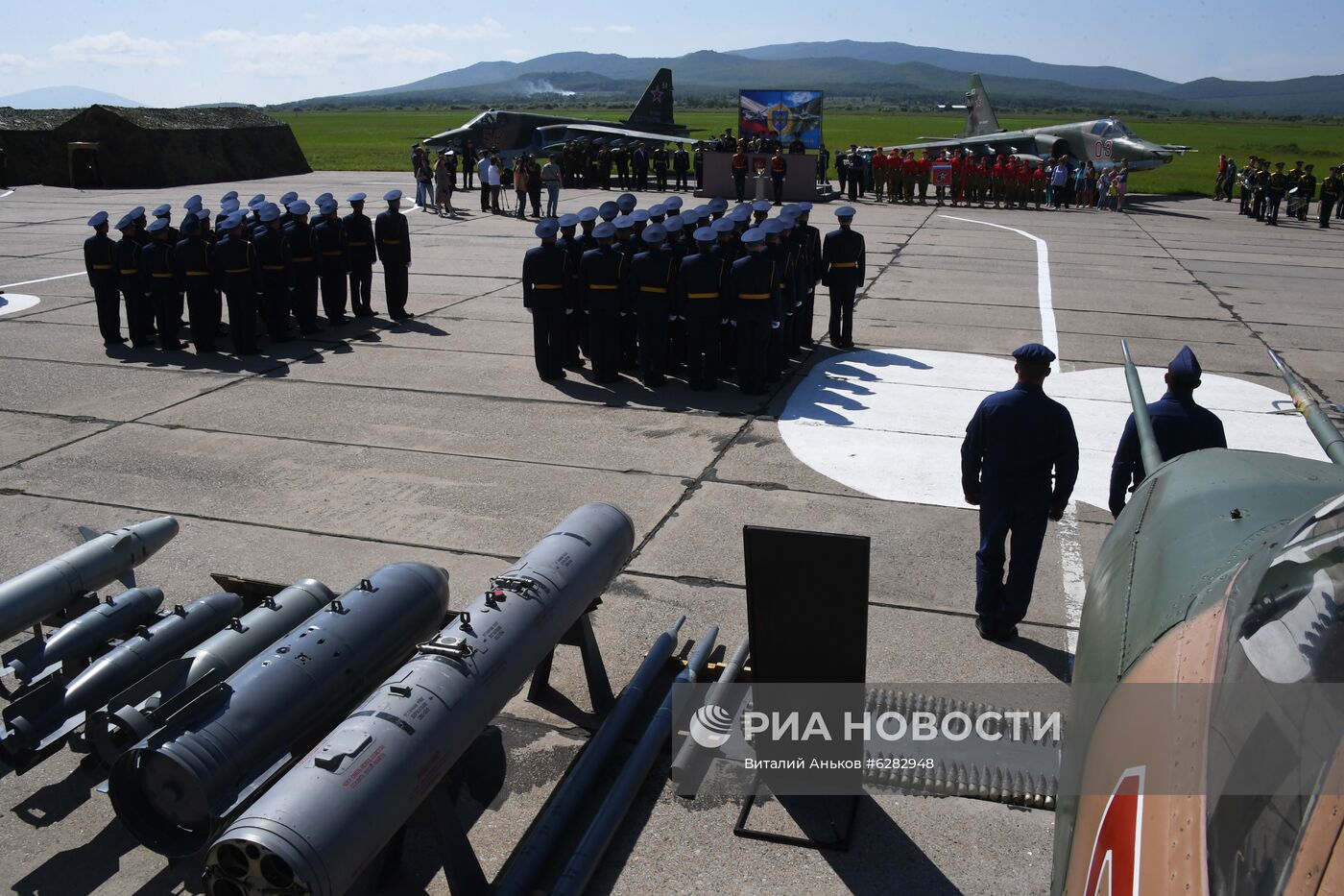 Вручение полковой чаши Минобороны личному составу авиационного полка