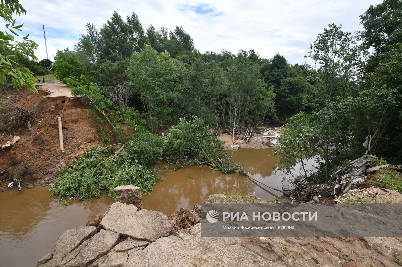 Последствия прорыва дамбы в Подмосковье
