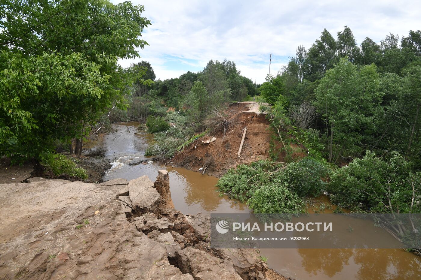 Последствия прорыва дамбы в Подмосковье