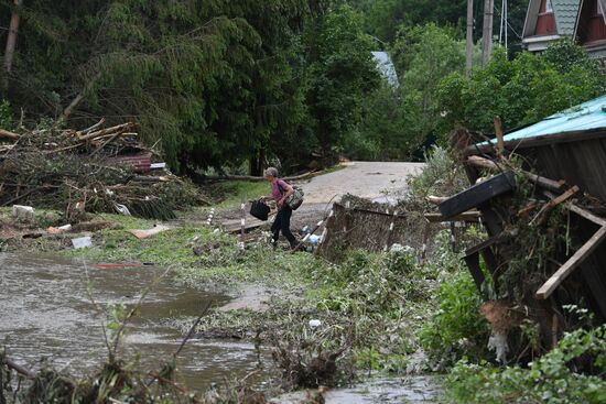 Последствия прорыва дамбы в Подмосковье