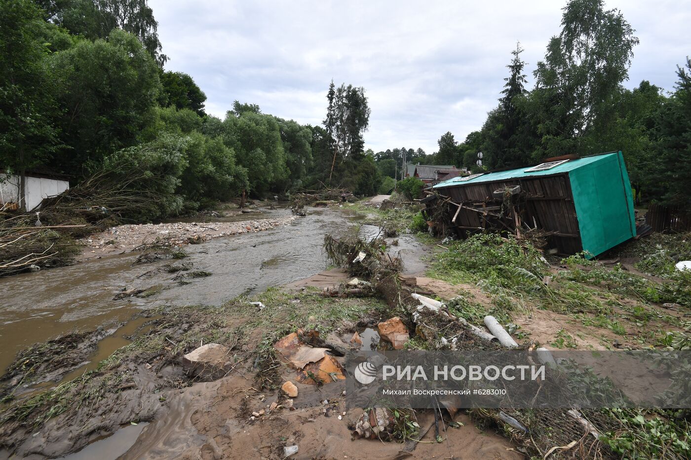 Последствия прорыва дамбы в Подмосковье