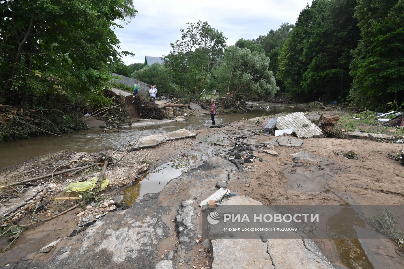 Последствия прорыва дамбы в Подмосковье