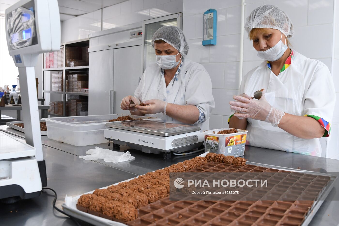 Производство шоколадной продукции фабрики "French Kiss" в Москве. Место: Россия, Москва. Автор: Сергей Пятаков/РИА Новости. Шоколадная фабрика French Kiss