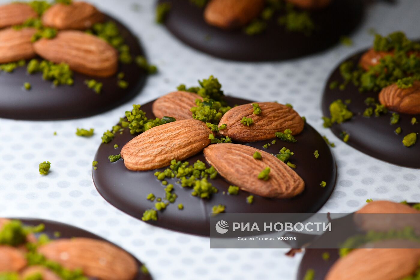 Производство шоколадной продукции фабрики "French Kiss" в Москве. Место: Россия, Москва. Автор: Сергей Пятаков/РИА Новости. Шоколадная фабрика French Kiss