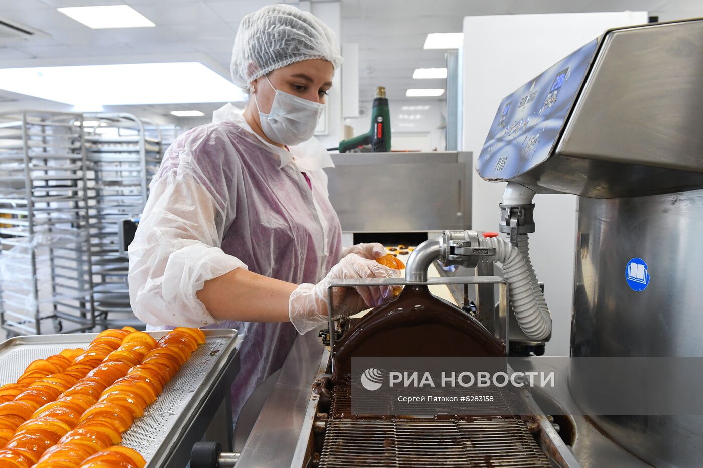 Производство шоколадной продукции фабрики "French Kiss" в Москве. Место: Россия, Москва. Автор: Сергей Пятаков/РИА Новости. Шоколадная фабрика French Kiss
