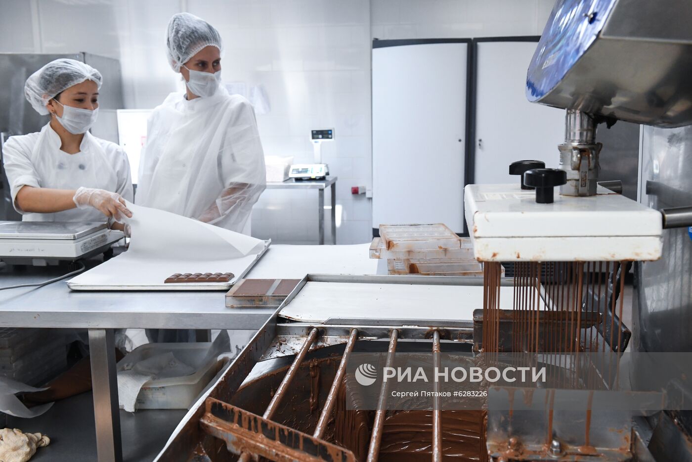 Производство шоколадной продукции фабрики "French Kiss" в Москве. Место: Россия, Москва. Автор: Сергей Пятаков/РИА Новости. Шоколадная фабрика French Kiss