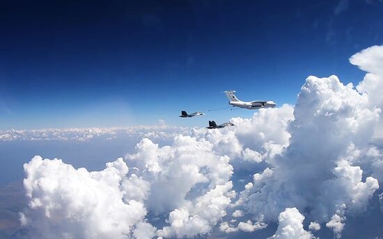 Дозаправка Су-30СМ и Су-24М в небе над Крымом