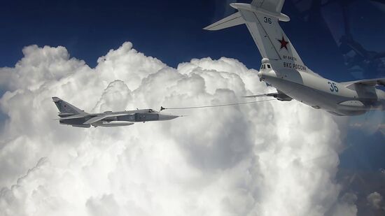 Дозаправка Су-30СМ и Су-24М в небе над Крымом