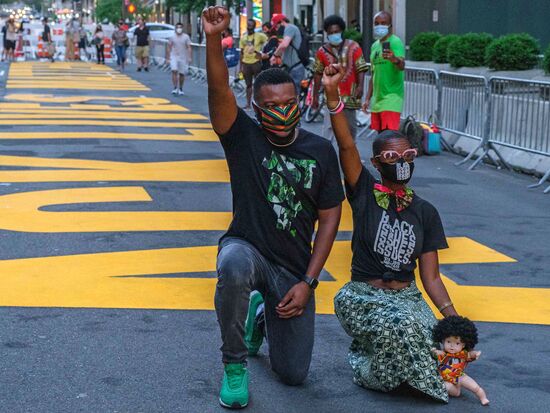 Граффити Black lives matter появилось напротив Башни Трампа в Нью-Йорке